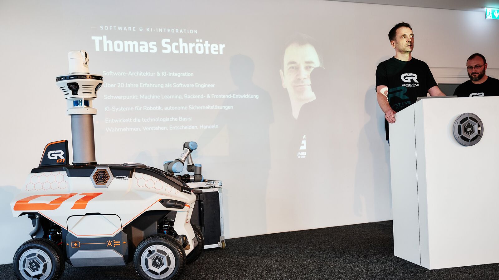 Thomas Schröter am Rednerpult vor seiner Namensfolie, links auf der Bühne der GR-01